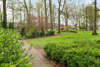 Bent u op zoek naar een rendabele zaak waar u onmiddellijk aan de slag kan? Deze uitstekend draaiende frituur, volledig vernieuwd in 2023, biedt een unieke kans voor zelfstandigen die willen investeren in een stabiele en winstgevende activiteit. De zaak geniet een sterke reputatie, een vaste klantenbasis en mooie, aantoonbare cijfers.<br /><br />Het handelsgedeelte op het gelijkvloers is volledig gerenoveerd in 2023, waardoor u zonder bijkomende investeringen kan opstarten. Dankzij de centrale ligging en goede visibiliteit profiteert u hier dagelijks van een vlotte passage. De huidige uitbating toont duidelijk het commerciële potentieel van deze locatie. Frituur overdracht in aandelen. <br /><br />Hoewel het pand polyvalent inzetbaar is voor andere activiteiten, is dit bij uitstek dé ideale opportuniteit voor wie een frituur wil verderzetten en onmiddellijk wil renderen.<br /><br />Boven de handelsruimte bevindt zich een ruim en verzorgd duplex appartement. De woonst beschikt over een lichtrijke leefruimte, een geïnstalleerde keuken, drie volwaardige slaapkamers, een vernieuwde badkamer en een ruim terras. Perfect om wonen en werken te combineren, of als extra verhuurmogelijkheid.<br /><br />Troeven: succesvolle frituur met bewezen omzetcijfers, volledig vernieuwd handelsgedeelte (2023), instapklaar, centrale ligging, ruim duplex appartement met terras, conforme elektriciteit en gunstig epc. <br /><br />Een rendabele zaak met woonst op toplocatie, klaar voor een nieuwe uitbater om dit succesverhaal verder te zetten.<br /><br />Interesse? feline@immobeguin.be