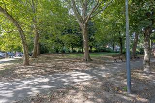 <p>Deze opslagplaats van 280m² met garage in Anderlecht bevindt zich op een strategische locatie nabij de Brusselse Ring en belangrijke invalswegen, wat zorgt voor een uitstekende bereikbaarheid. Dankzij deze gunstige ligging is deze eigendom bijzonder geschikt voor ondernemers, zelfstandigen of investeerders die op zoek zijn naar een functionele werk- of opslagruimte met veel potentieel.</p><p>De opslagruimte heeft een totale oppervlakte van 280m² en is toegankelijk via een grote automatische sectionale poort, waardoor voertuigen en leveringen eenvoudig binnen kunnen rijden. Dit maakt de ruimte bijzonder praktisch voor uiteenlopende professionele activiteiten.</p><p>Binnenin is de opslagplaats opgedeeld in meerdere compartimenten, wat flexibiliteit biedt in gebruik en inrichting. Of je nu nood hebt aan opslagzones, werkplaatsen of een combinatie van beide, deze ruimte kan eenvoudig aangepast worden aan jouw specifieke noden.</p><p>Daarnaast beschikt het pand over verschillende sanitaire voorzieningen, waaronder toiletten en een douche, wat het comfort en de functionaliteit aanzienlijk verhoogt.</p><p>Een bijkomende troef is de inbegrepen ondergrondse garagebox, gelegen in het gebouw aan de Marius Renardlaan, wat extra parkeermogelijkheden of opslagruimte biedt.</p><p>De opslagplaats bevindt zich in een staat die toelaat om volledig naar eigen smaak en gebruik af te werken, wat een interessante opportuniteit vormt voor wie een project op maat wil realiseren. Maandelijkste kosten van <strong>€ 200 lasten </strong>en <strong>€ 300 voorschot kadaster.</strong></p><p>De ligging in Anderlecht combineert een vlotte verbinding naar Brussel en de R0 met een praktische bereikbaarheid voor klanten, leveranciers en medewerkers.</p><p><strong>Graag meer info? Of een bezoek ter plaatse? Contacteer aurelie.meert@living-stone.be</strong></p><p>Deze eigendom biedt een sterke combinatie van ruimte, ligging en potentieel.</p>