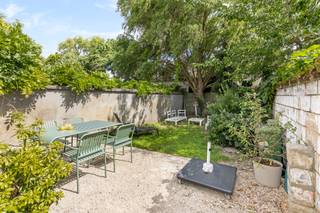 Prachtig gerenoveerde charmante herenwoning met 5 slk en zuid-westgerichte tuin, goedgelegen nabij centrum Gent. INDELING: inkom en charmante...