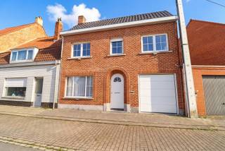 <p><span>Lichtrijke, fraai gerenoveerde woning te Beveren-Leie met zongerichte tuin. De woning omvat een inkom, kelder, ruime leefruimte met aansluitend volledig ingerichte nieuwe keuken (koelkast, oven, vitrokeramische kookplaat, dampkap, vaatwas,...), wasplaats, grote badkamer (ligbad, douche, dubbele wastafel en toilet), terras en leuke tuin. 1e verdiep: 3 volwaardige slaapkamers. Kleine garage (voor fietsen, moto, ...). Parkeergelegenheid voor de deur. Gunstige energiescore.</span></p>
