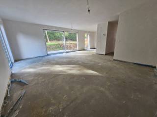 Immo3000 stelt met trots dit unieke nieuwbouwproject voor aan de Paardenveldstraat in het rustige en groene Winksele (Herent). Gelegen in een kindvriendelijke buurt en omgeven door parkgebied, combineert deze woonomgeving rust met een uitstekende bereikbaarheid. Op slechts enkele minuten bevindt u zich in het centrum van Leuven, bij het UZ Leuven of op de E314 richting Brussel.<br /><br />De woningen vormen een stijlvolle blikvanger dankzij hun strakke, moderne vormgeving en het speelse contrast tussen donkere en lichte gevelvlakken. <br />Binnenin staat wooncomfort centraal:<br />- Maximale lichtinval : Grote raampartijen zorgen voor een heldere lichtinval en een prachtig uitzicht op de groene omgeving.<br />- E-peil van max. 20 met 6 zonnepanelen (min. 400WP)<br />- Doordachte indeling: Praktisch ingedeelde ruimtes met extra opbergruimte dankzij een berging op zowel de gelijkvloerse als de eerste verdieping.<br />- Buitenleven: Elke woning beschikt over een mooi privéterras en heeft direct toegang tot de ruime, gemeenschappelijke parktuin.<br /><br />Spotlight op woning D.3<br />In deze buitengewone buurt staan de laatste twee bebouwingen te koop. Een van de beschikbare woningen is unit D.3, een halfopen bebouwing die nog naar keuze afgewerkt kan worden.<br />- Grondoppervlakte: 150 m²<br />- Indeling: 4 slaapkamers, 2 bergings, 1 badkamer, 2 aparte toiletten en een ruime leefruimte<br />- Buitenruimte: Privéterras met aansluitend een gedeelde tuinzone<br /> - Parkeergelegenheid: 2 binnenstaanplaatsen bij te kopen aan € 15.000 per stuk<br /><br />Prijsverdeling (incl. registratierechten, btw, 2 autostaanplaatsen en schatting notariskosten):<br />- grondaandeel € 146.839 + 12% registratierechten<br />- Infrastructuur € 35.352 + 21% btw<br />- Constructie € 352.809 + 21% btw<br />- Schatting notariskosten 4.000,00 €<br />- Schatting kosten basisakte en bouwtaks €1.500,00 <br />- Schatting opening tellers gas water en elektriciteit €4.200<br />Totaal = €643.834,49<br /><br />Benieuwd hoe deze woning perfect aansluit bij uw woonwensen? Neem vandaag nog contact op en plan uw bezoek!