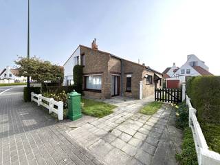 Te renoveren koppelvilla met zonnige tuin en ruime garage residentieel gelegen tussen HET ZOUTE en Knokke. Gelegen op een fantastische ligging nabij de Ponderosa manège te Knokke-Heist bevindt zich deze te renoveren koppelvilla met bijgebouw en garage, met tal van (uitbreidings)mogelijkheden. 