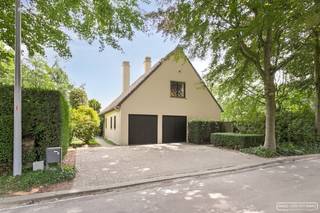 OP TE FRISSEN VILLA MET POTENTIEEL IN DE RUSTIGE WANDELLAAN – WIELSBEKEOntdek deze charmante villa in de Wandellaan te Wielsbeke, gelegen in een...