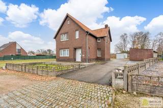 TE RENOVEREN WONING MET EEN RUIME WOONKAMER, KEUKEN MET EETKAMER, 4 AANGENAME SLAAPKAMERS WAARVAN 1 GELIJKVLOERS, BADKAMER, BERGING EN KELDER...