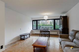 <p><span>Instapklaar appartement (95 m²) met 3 slaapkamers in Borgerhout.</span></p><p><span> </span></p><p><span>Op de grens van Borgerhout en Deurne, recht tegenover het Rivierenhof, bevindt zich op het gelijkvloers van een verzorgd gebouw dit instapklare hoekappartement. Dankzij deze topligging geniet je van een uitstekende bereikbaarheid met tram, bus, velo en wagen, terwijl het uitgestrekte groen van het Rivierenhof letterlijk aan je overkant ligt.</span></p><p><span> </span></p><p><span>Het appartement maakt deel uit van een verzorgd en goed onderhouden gebouw waarvan het dak geïsoleerd is. De maandelijkse vaste kosten bedragen €1.000/kwartaal en omvatten verwarming op gas, water, blokpolis, syndicus, lift, reservefonds en het onderhoud en de elektriciteit van de gemene delen — een duidelijk en volledig pakket.</span></p><p><span>Het appartement werd grotendeels gerenoveerd en verkeert in goede staat. De elektriciteit is conform, de ramen werden vernieuwd naar PVC met hoogrendementsglas en automatische rolluiken, en ook de keuken werd recent aangepakt. Kortom: een solide en instapklare basis.</span></p><p><span>Je betreedt het appartement via de L-vormige inkomhal met ingemaakte vestiairekast. Rechts bevindt zich de ruime leefruimte (30 m²) met aangrenzend de aparte keuken (9 m²) met basisuitrusting.</span></p><p><span>Verder zijn er drie volwaardige slaapkamers van 9 m², 11 m² en 15 m². De badkamer (4 m²) is uitgerust met een ligbad/douche en lavabomeubel. Het toilet is apart voorzien.</span></p><p><span>Ben je op zoek naar een instapklaar gelijkvloersappartement met drie slaapkamers en een degelijke afwerking? Mis deze kans niet! Bewoonbare opp. 95 m² ref.: bruto vloeropp. Voor meer info of een gratis schatting surf naar </span><span><span>www.hansimmo.be</span></span></p><p><span> </span></p>