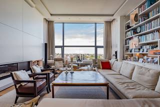 Ideaal gelegen aan de Louizalaan, tussen de Koningstuin en de Ter Kamerenabdij, biedt dit schitterende penthouse met drie verdiepingen een...