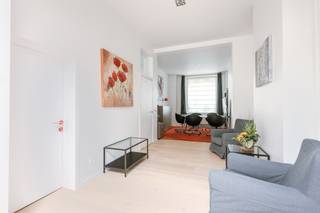 Située au 4 Kunstlaan, cette maison bourgeoise séduit par sa magnifique façade et son caractère authentique, avec notamment de superbes carreaux...