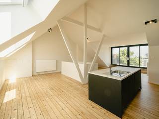 Dit volledig gerenoveerde duplex penthouse appartement is ideaal gelegen tussen het Flagey plein en de Louizalaan. Het heeft een bruto...