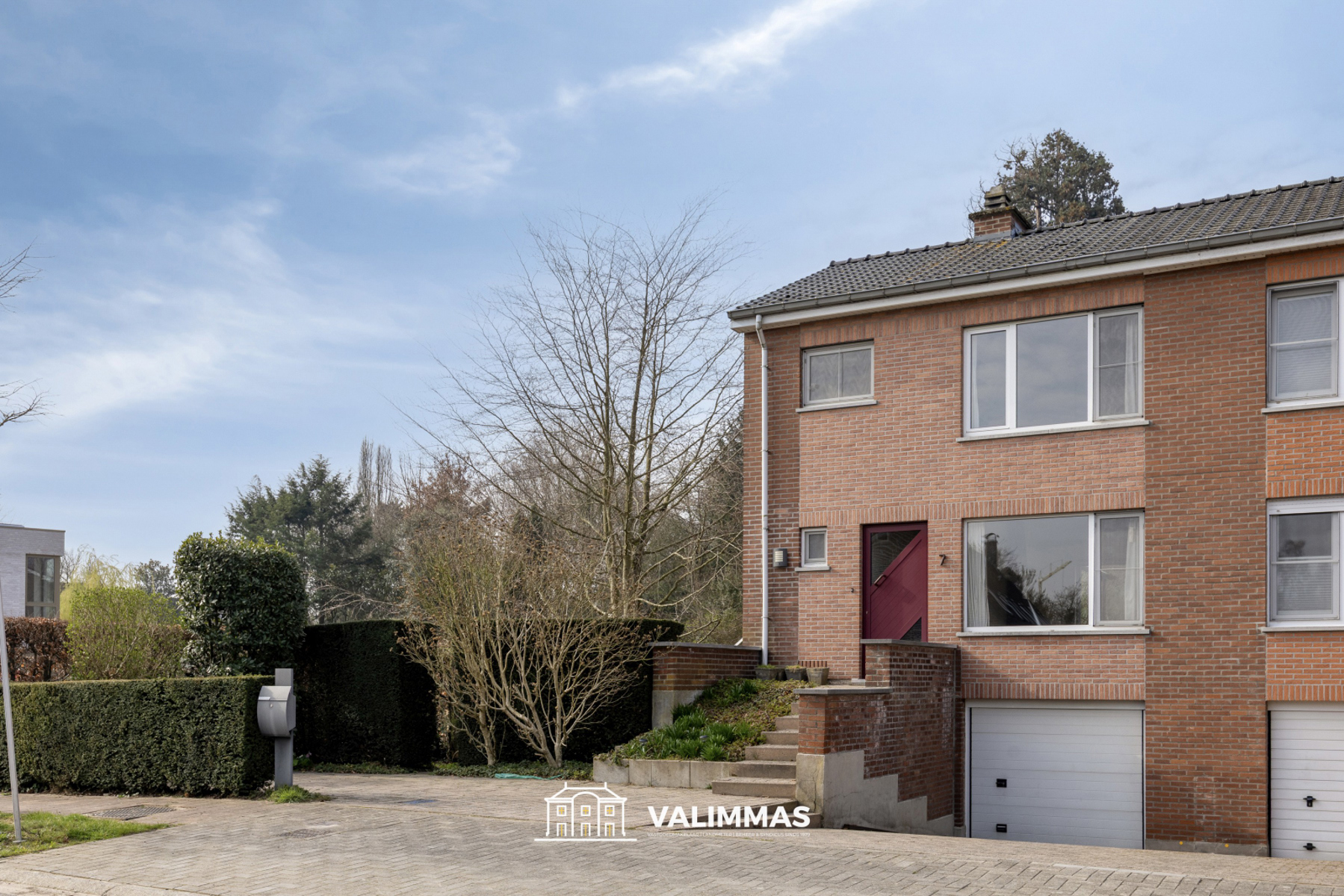 Welgelegen en verzorgde driegevelwoning met garage en tuin - foto 2