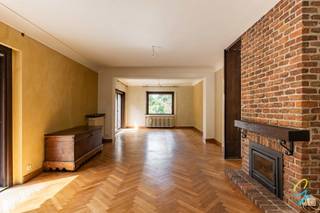 Dit charmant huis met grote tuin is gelegen op een unieke locatie in Geraardsbergen. Aan de stadsrand en dichtbij scholen en winkels, in een oase van groen op een zeer gewilde locatie - ONTDEK DE MOGELIJKHEDEN VAN AI VIA ONZE WEBSITE: www.cornelis-goeman.be<br /><br />Het huis heeft een statige inkomhal met gemakkelijke trap naar boven. Via de inkomhal kom je in de ruime living met veel lichtinval en een parketvloer met houtkachel, de living werd reeds nieuw geverfd. De keuken is ingericht met vaatwas, kookplaat en dampkap, oven, frigo. Er is centrale verwarming op mazout maar in de keuken staat nog een aangenaam kolenkacheltje.<br />Er is een apart toilet in de inkomhal.<br /><br />Op het eerste verdiep bevinden zich 3 ruime slaapkamers met aangename parketvloer en een badkamer en apart toilet.<br />De kamers werden reeds geschilderd met unieke techniek, 1 slaapkamer heeft ook een lavabo. De 2 andere kamers hebben een mini-dressing.<br />De badkamer is aan vernieuwing toe.<br /><br />Het huis is volledig onderkelder en heeft verschillende mogelijkheden.<br /><br />De tuin is zeer uniek en origineel met aangenaam terras aansluitend op living. Verder is er nog een garage met opbergruimte.<br /><br />Automatische zonnewering (boven terras) aan schuifraam in living.<br /><br />EPC D, elektriciteit werd recent vernieuwd en is conform, asbestveilig.<br /><br />Meer info of een bezoek: Isabelle 0498/10.69.56 of isabelle@cornelis-goeman.be