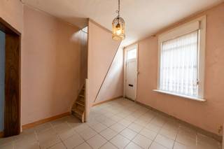 Deze te renoveren woning bevindt zich in het hartje van Sint-Amandsberg, vlakbij winkels en het dampoortstation en op nog geen 10 minuten fiesten van het centrum!
De woning is ingedeeld als volgt; inkom met leefruimte, ingerichte keuken en badkamer. Op het eerste verdiep bevindt zich de slaapkamer en nog een extra, praktische bureauruimte.
Desondanks de kleine oppervlakte is de woning toch heel praktisch ingericht. Ideaal voor jonge starters of voor studenten.
Wenst u meer informatie of een bezoek ter plaatse? Bel dan zeker op het nummer 0479/ 06 38 75.