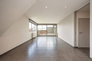 Découvrez cet appartement duplex lumineux et spacieux, situé au dernier étage d'un immeuble bien entretenu dans le centre de Herent. L'appartement...