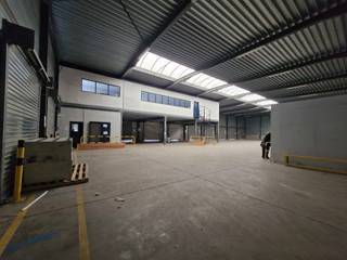For rent: warehouse of approx. 2,000 m² with a clear height of 6 m, including approx. 150 m² of office space, loading docks, an access ramp, and...