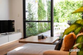 -- Bezoekmoment enkel op afspraak --<br /><br />Sommige woningen laten zich moeilijk in woorden vatten. Deze stadswoning moet u ervaren. <br />Achter de karaktervolle gevel schuilt een verrassend ruim en lichtrijk geheel, waar authentieke charme, hoogwaardige afwerking en een doordachte architectuur elkaar moeiteloos versterken. <br /><br />Bij het binnenkomen wordt u verwelkomd in de stijlvolle ingerichte leefkeuken. Van daaruit leidt de woning u verder naar de open leefruimte, waar een grote raampartij zorgt voor een aangename verbinding met het zonnige terras. Verder nog een handige (fietsen)berging, koele kelder en gastentoilet. <br /><br />Op de verdiepingen bevinden zich drie volwaardige slaapkamers en een smaakvolle badkamer met ruime inloopdouche. Daarnaast de dressing en nog een aparte toilet. Een extra troef is de verrassende mezzanine, die vandaag ingericht is als fitnessruimte en uitkijkt over een praktische bureauruimte. <br /><br />Ook qua comfort werd niets aan het toeval overgelaten dankzij het maatmeubilair en parket dat doorheen de hele woning gebruikt werd. Airco zorgt voor afkoeling, de ver doorgedreven isolatie garandeert een goede EPC score! De centrale ligging zorgt ervoor dat winkels, restaurants, scholen en het station zich allemaal op wandel- of fietsafstand bevinden.<br /><br />Mogelijkheid tot aankoop overdekte autostaanplaats in de straat erachter!<br /><br />Laat u verrassen door de sfeer, de afwerking en de ruimtes die deze woning te bieden heeft. <br />Neem contact op via info@immolierman.be of 053 / 89 99 66