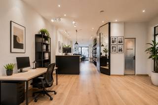 <p><strong>Quares - TREVI Groep presenteert :<br /><br />Historisch herenhuis waar wonen en werken in harmonie mogelijk zijn</strong></p>
<p>Deze prachtige herenwoning werd in 1880 gebouwd waarbij de lichtgrijze bakstenen lijstgevel een samenspel van authentieke elementen is zoals muurbanden, boogstenen, uitspringende linkertravee met verdiepte twee- en drielichten, ingeschreven in rondboogvormige spaarnis. De gietijzeren balkonleuning is een echte eye-catcher. <br /><br />De volledige woning werd door de jaren heen gerenoveerd met kwalitatieve en hoogwaardige materialen waarbij werd rekening gehouden met een optimale indeling van de ruimtes. Een enorm ruimtegevoel werd gecreëerd door grote raampartijen, een goede vormgeving en de juiste oriëntatie waarbij het behoud van authentieke elementen centraal staan. De recentste renovatie dateert van 2022.<br /><br />Wat uniek is aan dit pand is dat het momenteel een gebouw voor gemengd gebruik is dat op deze wijze kan worden instant gehouden voor handel, vrije beroepen met nood aan bovenliggende woonst alsook kan het gebruikt worden voor louter privé gebruik. Het pand beschikt over vijf verdiepingen met een totale oppervlakte van 594 m², waarvan 451 m² woonoppervlakte.</p>
<p>Bij het betreden van het pand krijg je een instant wauw-gevoel door de hoge plafonds, authentieke elementen in combinatie met modern comfort en warme materialen. Je hebt toegang naar zowel de woning als het handelsgedeelte. <br /><br />De souterrain/gelijkvloers en eerste verdieping zijn momenteel volledig ingericht als handelsruimte en kan dus volledig naar uw eigen wens en noden worden ingericht naar handelsruimte, kantoren, winkel, atelier, vrije beroepen,... Afzonderlijke kantoor, wasruimte en toiletten zijn reeds aanwezig. <br /><br />Op de eerste verdieping bevindt zich een lichtrijke woonkamer met open haard, een gezellige eetkamer en een volledig uitgeruste keuken met toegang tot een zonnig terras met open zicht waar u in alle rust en privacy kan genieten. <br /><br />Op de verdiepingen bevinden zich vier slaapkamers, twee badkamers en een ruime masterverdieping met dressing en luxueuze badkamer.<br /><br />Via de aangelegde en verzorgde tuin kan u naar een overdekte garage voor zeven wagens die extra kan aangekocht worden voor 200.000 euro. Op deze manier heeft u dan ook een achteruitgang van de woning alsook private parking voor uw mogelijkse handelsactiviteiten.</p>
<p>Dit pand is ideaal voor mensen die van ruimte en modern comfort houden in combinatie met een historische toets. Dit in het hartje van de stad. Openbaar vervoer, winkels, sportfaciliteiten, allen op wandel-/fietsafstand.</p>
<p><br /><br /><br /><br /><br /><br /><br /><br /></p>
<p></p>
<p></p>