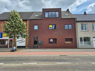 <p>Bent u op zoek naar een ruim en comfortabel appartement met alle nodige voorzieningen? Dan is dit appartement zeker een bezoek waard.<br /><br />Het appartement beschikt over een ruime leefruimte en een volledig uitgeruste keuken met een keramische kookplaat, combi-oven en koelkast met diepvriesvak. <br />Aansluitend bevindt zich een ruime berging die extra opbergruimte biedt.<br /><br />Er zijn 2 slaapkamers en een badkamer die praktisch is ingericht met zowel een ligbad als een aparte douche en een dubbele lavabo. <br />Daarnaast zijn er twee aparte gastentoiletten, wat zorgt voor extra comfort.<br /><br />Verder bevat het appartement een groot terras, ideaal om buiten te ontspannen en een private buitenstaanplaats achter het gebouw.<br /><br />Dit appartement biedt een aangename woonomgeving en een praktische indeling, ideaal voor wie op zoek is naar comfort en ruimte.<br /><br />Onmiddellijk beschikbaar<br /><br />Heb je interesse? Vraag uw bezoek aan via onze website https://www.immovl.be/te-huur/list en druk op de knop '<strong>IK WENS EEN BEZOEK'</strong>.</p>