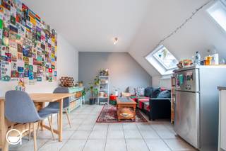 Dit aangename dakappartement is gelegen in de residentie Oudeschelde, op de vijfde en tevens hoogste verdieping. Het appartement heeft een bewoonbare oppervlakte van 52 m² en werd volledig gerenoveerd in 2021.<br />Bij het betreden van het appartement komt u in de inkomhal, die toegang biedt tot de eetruimte met open keuken. De keuken is volledig uitgerust met een elektrische kookplaat, dampkap, oven, vaatwasser en combi-frigo. Via de hal bereikt u ook het gastentoilet en een eerste, kleinere slaapkamer, die perfect kan dienen als bureau, dressing of kinderkamer.<br />De tweede slaapkamer heeft een oppervlakte van 14 m² en geeft toegang tot de badkamer, die is voorzien van een douche en lavabo.<br />Verder beschikt het appartement over een EPC-label B, een conforme elektriciteitskeuring en een asbestveilig attest. Het appartement is momenteel verhuurd aan €660 per maand, wat het ook interessant maakt als investering. Het huurcontract loopt af in september en kan al dan niet verlengd worden.<br />De ligging is een absolute troef: vlakbij het Zuidpark, op wandelafstand van tal van winkels en met het centrum van Gent op slechts 2 minuten wandelen. Dankzij de nabijheid van de invalswegen bent u bovendien vlot in en uit de stad.<br />Ideaal als eigen woonst, voor studerende kinderen of als investeringspand.<br />Via onderstaande link kan u eenvoudig alle documenten downloaden en een bezoek inplannen.<br />https://oudescheldestraat10.rosseel.be/<br />Wanneer meerdere kandidaten de vraagprijs bieden, behoudt de eigenaar zich het recht voor om de biedingen onder gesloten enveloppe verder te laten verlopen.