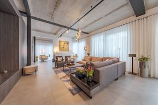 VERKOOP ONDER REGISTRATIERECHTENVandaag nemen we je mee naar deze luxueuze loft gelegen op het gelijkvloers van Residentie Graanmolens te Oppuurs. De...