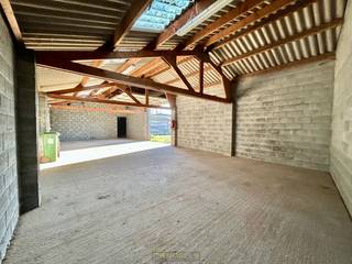 OPSLAGTERREIN (+/- 1.100 m²) op STRATEGISCHE LIGGING in Kluisbergen, combineert FUNCTIONALITEIT met een UITSTEKENDE BEREIKBAARHEID. Deze...