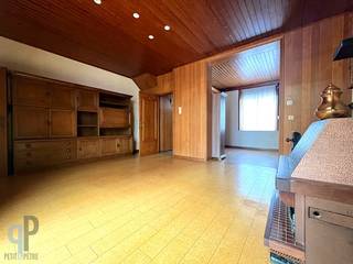 Te centrum Zottegem vinden we deze netjes onderhouden woning, bestaande uit een inkomhall, leefruimte en achterliggende keuken, alsook een...
