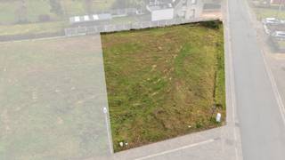 <p>Voor meer info of een bezoek, bel 053 59 49 34 - Teralfene (Affligem) – In een aangename en rustige woonomgeving biedt Topo-Immo u deze <strong>bouwgrond </strong>aan,<strong> ideaal voor het realiseren van een luxueuze open bebouwing</strong>. Het perceel leent zich perfect voor wie een energiezuinige gezinswoning wil bouwen, binnen duidelijke en gunstige stedenbouwkundige voorschriften. <strong>De toegelaten bouwbreedte bedraagt 9 meter en de bouwdiepte 12 meter, zowel op het gelijkvloers als op de verdieping.</strong> Dit biedt ruime mogelijkheden voor een comfortabele woning met een praktische indeling en hedendaags wooncomfort. U kunt vlot bouwen en de afwerking volledig afstemmen op uw eigen smaak en wensen. Daarnaast is er<strong> reeds een vergunde optie beschikbaar met een doordachte indeling</strong>, bestaande uit een ruime inkomhal, leefruimte met open keuken, berging/wasplaats, bureau, drie slaapkamers, twee badkamers en twee aparte toiletten. Ook de ligging is een belangrijke troef. De bouwgrond is gelegen in Teralfene, op korte afstand van de E40, met een vlotte verbinding naar Brussel en de as Aalst–Gent. Winkels, scholen en openbaar vervoer bevinden zich eveneens in de nabije omgeving. (Maatregelenregister in aanvraag)</p>