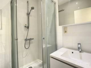 Bemeubeld éénslaapkamerappartement met een mooi open uitzicht op de nieuw aangelegde zuiderdokken.Woonkamer met open geïnstalleerde keuken voorzien...