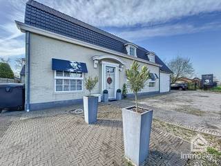 PLUSPUNTEN:+ perceelsoppervlakte: 1875 m²+ bewoonbare oppervlakte: 242 m²+ EPC-label: B+ 3 slaapkamers (mgl. 4)+ zuidgerichte tuin en terras+...