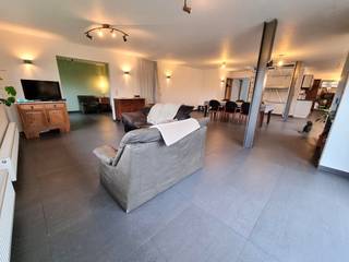 In een aangename, residentiële en uiterst rustige omgeving vinden we deze instapklare woning op een mooi zuidgericht perceel van 18a45ca, gelegen te Rotselaar op de grens Tremelo/Werchter.<br /><br />De zeer ruime woning van maar liefst 330m² bewoonbare opp werd in 2007 grondig gerenoveerd en uitgebreid, waaronder:<br />- nieuw dak<br />- aluminium ramen met hoogrendement glas<br />- gevel- en vloerisolatie<br />- centrale verwarming op aardgas met HR-ketel<br />- volledig vernieuwde en conforme elektriciteit<br />- vernieuwde badkamer<br />- nieuwe vloeren<br /><br />Met een EPC-label B is deze woning bijzonder energiezuinig – de score dateert van 2020. Inmiddels werden er 18 zonnepanelen geplaatst die de EPC score sowieso gunstig beïnvloeden.<br /><br />Via de inkomhal met gastentoilet komt u binnen in de ruime, open leefruimte met een leuke bureau- of speelhoek. Dankzij de zuidgerichte ramen geniet de leefruimte met open keuken, van een optimale lichtinval en een mooi zicht op de tuin. Aansluitend bevindt zich een praktische voorraadberging.<br />Een nachthal biedt toegang tot vijf slaapkamers op het gelijkvloers en een ruime badkamer, uitgerust met ligbad, douche, tweede toilet en dubbel lavabomeubel. U kan volledig wonen op het gelijkvloers verdiep.<br /><br />De volledig vernieuwde en schilderklare zolder biedt nog talrijke mogelijkheden. Dankzij de reeds voorziene verwarming en sanitair kunnen hier vlot meerdere extra slaapkamers, een studio, of een praktijkruimte worden ingericht. Er is nog een tweede berging zolder beschikbaar voor stockage doeleinden.<br /><br />De rustige tuin vormt een heerlijke plek om te ontspannen of om gezellige momenten te beleven met familie en vrienden. Deze woning is ideaal voor grote gezinnen of voor wie wonen en een zelfstandig beroep wil combineren onder één dak.<br /><br />Contacteer Dupont Vastgoed en ontdek zelf de vele troeven die deze unieke woning te bieden heeft.