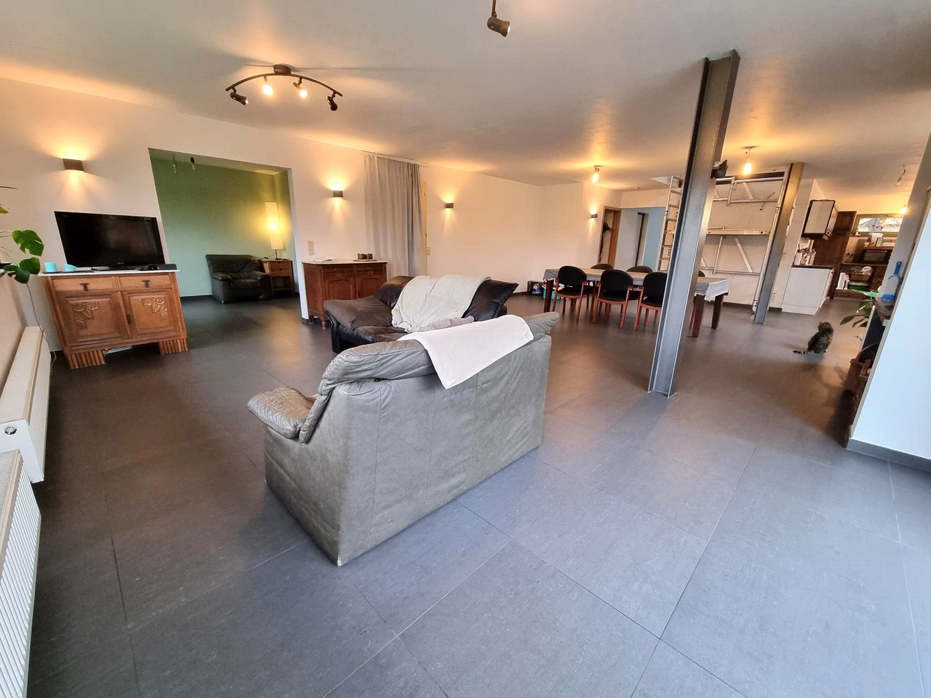 Vernieuwde woning, zeer rustig gelegen met enorm grote zolderruimte. Veel potentieel! - foto 3