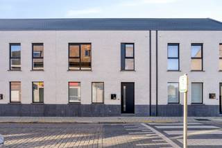 Ontdek deze recente en energiezuinige woning (E-peil 13) in het charmante Adegem Dorp, ideaal gelegen tussen Maldegem en Eeklo met vlotte verbinding naar E34 en E40. Deze nieuwbouwwoning van amper 2 jaar oud biedt op het gelijkvloers een lichtrijke woonkamer met open keuken, grote raampartijen, inkomhal met toilet en een praktische berging.<br />Op de verdieping bevinden zich drie ruime slaapkamers en een stijlvolle badkamer. Achteraan de woning bereik je via een aparte toegangsweg de westgerichte tuin, de carport en het tuinhuis—handig zonder door de woning te moeten gaan.<br />Comfort, energiezuinigheid en een doordachte indeling maken dit een ideale huurwoning op een toplocatie.<br />De woning is beschikbaar vanaf 1 maart 2026. Interesse? www.immohuysman.be of ewout@immohuysman.be