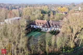 Deze stijlvolle villa uit 1992 biedt maar liefst 640 m² bewoonbare oppervlakte op een prachtig, groen perceel van 3.948 m². De woning werd steeds...