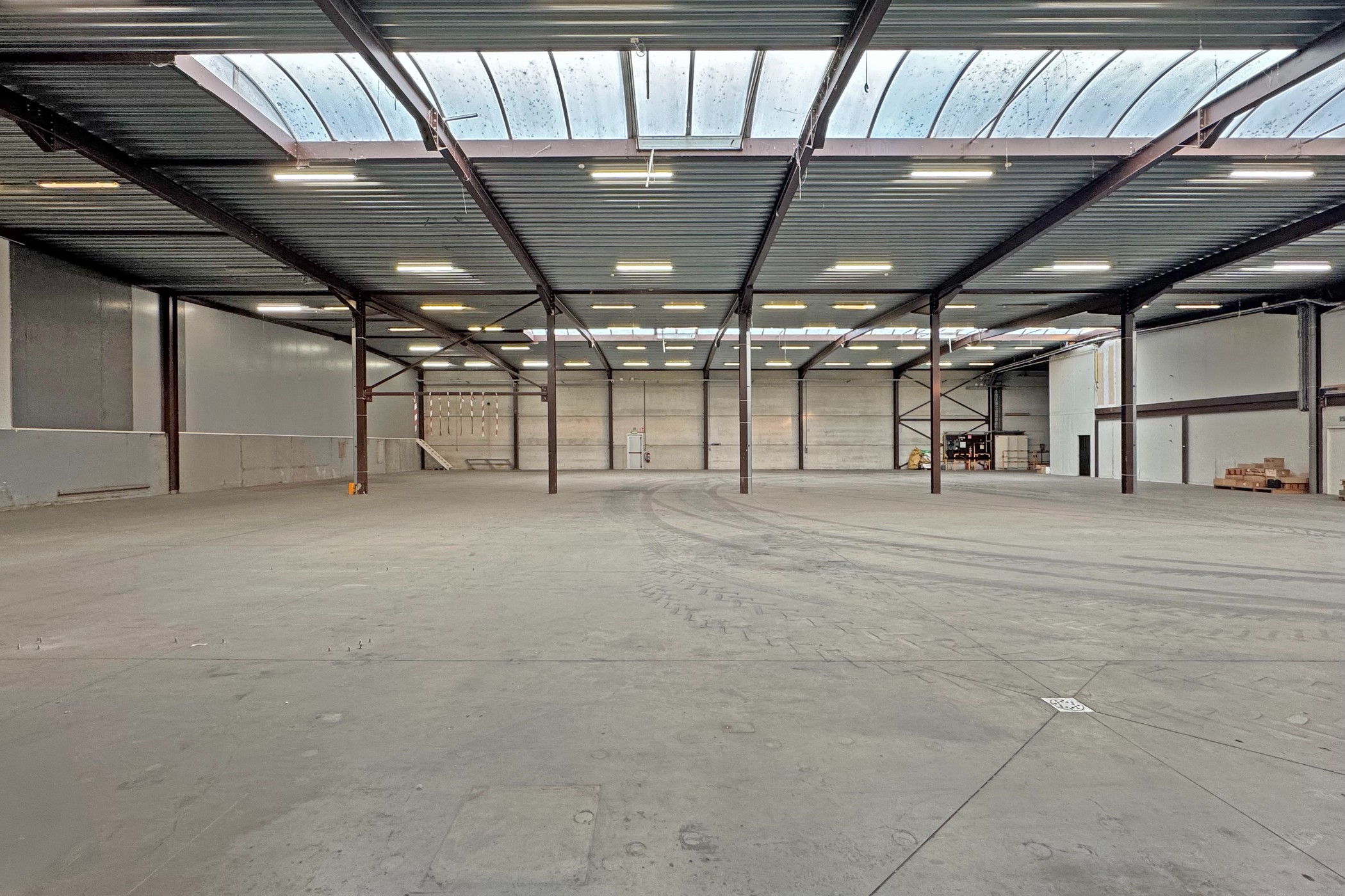 Bedrijfsgebouw van 1.800m² met laadkade op perceel van 3.762m² - foto 2