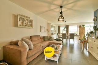 Welkom in de Groene-Herdersgoed 27 in Roeselare, een fantastische, energiezuinige woning gelegen in een rustige, residentiële wijk. Dankzij de gunstige ligging geniet u van een vlotte verbinding naar de snelweg én het levendige stadscentrum van Roeselare.<br /><br />Bij het binnenkomen wordt u verwelkomd in een stijlvolle inkomhal met apart gastentoilet. De lichtrijke leefruimte straalt warmte en gezelligheid uit en vloeit naadloos over in de volledig uitgeruste keuken met moderne toestellen en een praktisch kookeiland – de ideale plek voor wie van koken houdt. Op zonnige dagen wandelt u rechtstreeks de tuin in, waar u in alle rust kunt genieten van de zon en een heerlijk drankje.<br /><br />Op de bovenverdieping vindt u drie volwaardige slaapkamers, ingericht met het oog op optimaal comfort en nachtrust. De stijlvolle badkamer beschikt over een ruime inloopdouche, een ligbad, een badkamermeubel met lavabo en een tweede toilet.<br /><br />De buitenruimte is een absolute troef: een aangelegde tuin met een gezellige overkapping. U kiest op elk moment van de dag tussen zon en schaduw. Parkeren doet u eenvoudig op de ruime oprit, die plaats biedt aan meerdere wagens. Daarnaast beschikt de woning over een inpandige garage.<br /><br />De vermelde prijs is een richtprijs. Elk bod, hoger of lager dan deze prijs, wordt voorgelegd aan de eigenaar, die zich het recht voorbehoudt om dit te aanvaarden of te weigeren.