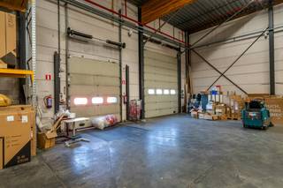Bedrijfsgebouw te huur langs de E17 in Deerlijk.Het magazijn heeft een nuttige oppervlakte van ca. 451 m² en is voorzien van een 2 sectionale poorten.Specificaties:- Sectionale poort (zijkant - 4m H) ;- Sectionale poort (voorkant - 3m H) ;- polybetonnen vloer ;- geïsoleerde muren en geïsoleerd dak met doorlopende brede lichtstraten ;- TL-verlichting ;- vivox (stookolie) ; - vrije hoogte: ca. 6,3 m.Daarnaast beschikt het magazijn over een kantoorruimte van ca. 40 m² met een voorliggende parking. Bestaande uit een inkom, sanitair en burelen.Bent u op zoek naar een bedrijfsgebouw te huur bestaande uit een magazijn met burelen in Deerlijk? Aarzel dan zeker niet om ons te contacteren op het nummer 056 21 11 11!