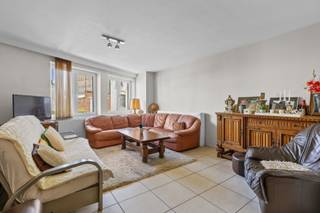 Au cœur du vieux Knokke se trouve ce très spacieux appartement d'une chambre de 73 m² situé au rez-de-chaussée. Le salon baigné de lumière s'ouvre sur la cuisine ouverte entièrement équipée, créant ainsi un espace de vie agréable et ouvert. La chambre est située à l'arrière du bâtiment, au calme, et offre un accès direct à la terrasse, un endroit idéal pour profiter de l'air frais en toute intimité. À côté, vous trouverez la salle de bains attenante, équipée d'une baignoire, d'un lavabo simple et d'un espace pratique pour une machine à laver. L'entrée comprend également des toilettes séparées pour les invités.<br /><br />L'appartement fait partie d'une petite résidence sans syndic, ce qui signifie qu'il n'y a pas de frais de syndicat mensuels. Un atout supplémentaire est que l'appartement est actuellement loué, ce qui le rend également intéressant comme investissement.<br /><br />Situé dans le quartier authentique d'Oud-Knokke, à quelques pas des commerces et des restaurants, cet appartement constitue un pied-à-terre confortable et sans souci dans un endroit très prisé.<br /><br />Possibilité d'acheter un garage à l'arrière de la résidence.