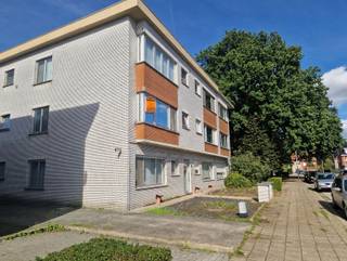 <p><span>Appartement op de 1ste verdieping met 2 slaapkamers, terras en garage.</span></p><p><span>Het appartement is rustig gelegen in de wijk Driehoek (Brasschaat).</span></p><p><span>Het heeft de volgende indeling: </span><br /><span>Inkomhal met vestiaire, een grote leefruimte met aansluitend de gesloten keuken.  De badkamer is voorzien van een ligbad en lavabo meubel. Verder zijn er nog 2 grote slaapkamers waarvan 1 met terras . Apart toilet. Geen lift. </span><br /><span>Vrij vanaf 01/12/2026. </span><br /> </p><p><span>Pluspunten: </span><br /><span>- Gunstige ligging</span><br /><span>- Individuele meters voor gas, elektriciteit en water</span><br /><span>- Terras en garagebox aanwezig</span><br /><span>- Lage gemeenschappelijke kosten </span></p>