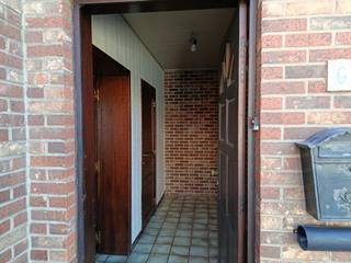 <p><strong>Wervik - Halfopen woning met aangename zuid gerichte tuin te koop.</strong></p>
<p>Op het <u>gelijkvloers</u> word je verwelkomd in een ruime inkomhal met apart gastentoilet. De aangename leefruimte biedt voldoende plaats voor een gezellige zithoek en een eettafel. Aansluitend bevindt zich de ruime keuken, die via een lichtrijke veranda toegang geeft tot de mooi aangelegde, zuid gerichte tuin.</p>
<p>Verder beschikt de woning op het gelijkvloers over een badkamer, een aparte wasruimte en een praktische garage met elektrische poort en rechtstreekse toegang tot de berging.</p>
<p>Op de <u>eerste verdieping</u> bevinden zich twee ruime slaapkamers. Boven de garage is er bovendien de mogelijkheid om een extra kamer in te richten, ideaal als derde slaapkamer, hobbyruimte of bureau.</p>
<p><strong>Troeven:</strong></p>
<ul><li>
<p>Halfopen bebouwing in Wervik</p>
</li><li>
<p>Aangename leefruimte met plaats voor een eetgedeelte</p>
</li><li>
<p>Ruime keuken</p>
</li><li>
<p>Lichtrijke veranda met zicht op de tuin</p>
</li><li>
<p>Zonnige, zuidgerichte tuin</p>
</li><li>
<p>Praktische garage met elektrische poort</p>
</li><li>
<p>Extra bergruimte en aparte wasruimte</p>
</li><li>
<p>Twee ruime slaapkamers met mogelijkheid tot een derde kamer</p>
</li></ul>