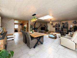 <br /><br /><strong><span>CHARMANTE WONING IN LANDELIJKE STIJL</span></strong><span>, gelegen op een rustig en gezellig woonerf. De woning biedt een <strong>HARMONIEUZE MIX VAN COMFORT EN AUTHENTICITEIT</strong>, perfect voor wie op zoek is naar een <strong>SFEERVOLLE THUIS</strong>. Bij binnenkomst via de inkomhal, met gastentoilet, wordt u meteen verwelkomd in de <strong>RUIME EN LICHTRIJKE LEEFRUIMTE</strong>. De open indeling zorgt voor een vlotte overgang naar de volledig ingerichte keuken. Vanuit de leefruimte geniet u van prachtig <strong>ZICHT OP DE SFEERVOLLE BINNENKOER</strong> en heeft u directe toegang tot dit <strong>KNUSSE BUITENPLEKJE</strong>. Op het gelijkvloers bevindt zich een royale dressing, eveneens met toegang tot de binnenkoer, die beschikt over een <strong>PRIVÉBADKAMER</strong> met dubbele wastafel en een inloopdouche. Hiernaast is er nog een <strong>VEELZIJDIGE RUIMTE (40M²)</strong>, momenteel ingericht als <strong>MASTER BEDROOM</strong>, die kan worden gebruikt als <strong>PRAKTIJK OF HOME-OFFICE</strong>. De eerste verdieping herbergt nog <strong>DRIE VOLLEDIG INGERICHTE SLAAPKAMERS </strong>en een <strong>STIJLVOLLE TWEEDE BADKAMER</strong>, ideaal voor het hele gezin of gasten. Extra troef is de <strong>GROTE, POLYVALENTE RUIMTE (105M²)</strong>, die u kan invullen naar <strong>EIGEN WENSEN</strong>. Parkeergelegenheid heeft u onder de <strong>CARPORT</strong>.</span><br /><br /><span>Adres: Camberg 44 te Ninove<br /><br />Renovatieplicht van toepassing; P-score: A, G-score: A</span>