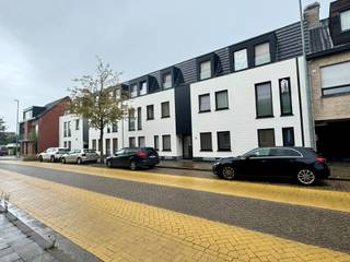 BENIEUWD? VRAAG EEN AFSPRAAK AAN VIA WWW. HILLEWAERE.BE EN KLIK OP DE RODE KNOP 'BEZOEK AANVRAGEN'.<br /><br />Op wandelafstand van het gezellige marktplein van Oud-Turnhout bevindt zich dit instapklare 2-slaapkamer appartement op de eerste verdieping van een stijlvolle residentie. Een aangename woonplek met een praktische indeling, mooie lichtinval én een terras (10m²) aan de achterzijde.<br /><br />Indeling:<br />Je komt binnen in de inkomhal welke je enerzijds brengt naar de lichte leefruimte met open, volledig uitgeruste keuken. De keuken beschikt over een vaatwasser, combi-oven met turbo heteluchtfunctie, keramische kookplaat met full touch-control bediening en dampkap. Aansluitend vind je een handige berging met aansluitingen voor een wasmachine en droogkast. Via de schuifpui stap je vanuit de woonkamer het terras aan de achterzijde op. <br /><br />Via de hal kom je anderzijds tot de badkamer en twee slaapkamers.<br /><br />De huur omvat tevens een garagebox (nr. 6), gemeenschappelijke fietsenberging en gemeenschappelijke bergruimte voor vuilbakken. <br /><br />Bijzonderheden:<br />- Servicekosten: 80 € per maand<br />- Toplocatie!<br />- Lift aanwezig