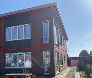 Appartement op de eerste verdieping met garagebox * Indeling : leefruimte in L-vorm op laminaat, keuken met aansluiting voor vaatwasser en...