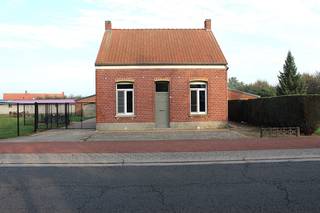 <strong>Gezinswoning met garage gelegen te Meer</strong><br /><span>Ligging</span><br />Deze woning is gelegen op wandel- en fietsafstand van diverse voorzieningen zoals een school, winkels en het openbaar vervoer. Vlotte bereikbaarheid naar Antwerpen en Breda dankzij het op- en afrittencomplex "Meer".<br /><br /><span>Indeling</span><br />U betreedt de woning via de inkomhal die toegang geeft tot de twee slaapkamers en keuken. De keuken is voorzien van en keramische kookplaat, oven, afwasmachine, spoelbak en ijskast. Aansluitend aan de keuken treft u de woonkamer. Via de achterinkom bereikt u de wasruimte met een douchekamer en apart toilet. Verder beschikt de woning over een opkamer, een zolder en een kelder. <br /><br />De zuidwestgerichte tuin is volledig omheind en voorzien van een ruime garage. <br /><br />Proviesie: €300,00 voor gas, elektriciteit en water<br />EPC-label D, na de opmaak werd het dak extra geïsoleerd.