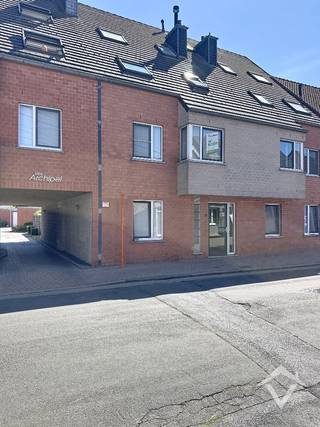 Dit instapklaar appartement is gelegen op de eerste verdieping en bestaat uit: lift - inkomhal - living met aansluitend groot zonneterras - keuken - ruime berging - badkamer - toilet - 2 slaapkamers - garage. <br /><br />Troeven van dit appartement:<br />- instapklaar <br />- groot terras <br />- EPC label B<br /><br />Met een gunstige locatie in Torhout, is dit appartement ideaal voor wie op zoek is naar rust en comfort, maar toch dicht bij alle voorzieningen wil wonen.