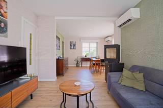 Bent u op zoek naar een instapklare gezinswoning met een ruime tuin, moderne technieken en een uitstekende ligging? Dan is deze volledig gerenoveerde halfopen bebouwing, gelegen op wandelafstand van het prachtige Hof van Coolhem, zeker een bezoek waard.<br />De woning bevindt zich op een royaal perceel van maar liefst 1.060 m² en werd de voorbije jaren grondig gerenoveerd. Daarbij ging bijzondere aandacht uit naar energiezuinigheid en wooncomfort. Zo werd de woning langs binnen volledig geïsoleerd, werd het dak vernieuwd en beschikt de woning over zonnepanelen, een warmtepomp met zowel verwarming als koeling in elke kamer, conforme elektriciteit en elektrische rolluiken.<br />De indeling is praktisch en gezinsvriendelijk. Op het gelijkvloers vindt u een inkomhal met gastentoilet, een gezellige woonkamer, een keuken, een kelder en een handige berging/wasplaats.<br />Op de eerste verdieping bevinden zich twee ruime slaapkamers, een volledig vernieuwde badkamer en een ruime nachthal waar eenvoudig een bureau of thuiswerkplek kan worden ingericht.<br />De tweede verdieping biedt nog twee extra slaapkamers, beide voorzien van praktische inbouwkasten.<br />Ook buiten is het aangenaam vertoeven. U geniet van een gezellig terras, een ruime tuin met tal van mogelijkheden, een extra tuinberging en een carport.<br />Kortom, een woning die volledig klaar is voor de toekomst en waar u enkel nog uw eigen toets hoeft aan te brengen. Schilderen, verhuizen en genieten!<br />Referentie: 5693