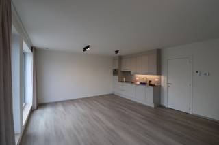 INDELINGInkomhal met vestiaireruimte, toiletruimte met handenwasser, berging/wasplaats met aardgasbrander voor CV en warmwaterbereiding,...