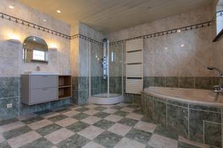 Goed onderhouden, deels gerenoveerd appartement op een uitstekende locatie te Essen. Het appartement heeft een eigen inkomhal met de trap die je...