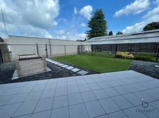 Gelijkvloers appartement met 2 slaapkamers en ruime tuin met terras! INDELING: Via de inkomhal bereikt u de lichte leefruimte met weids uitzicht op...