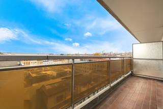 SCHAERBEEK, limite BRUXELLES CENTRE, à proximité de la place Rogier et des transports en commun, très agréable studio de ± 38m² habitables situé au 2e étage d'un immeuble construit en 1973. Il comprend séjour, terrasse de ± 7m², cuisine semi équipée, salle de bains, WC et cave (C357). Actuellement loué 600€/mois - Bail 9 ans du 1/01/2023. Provision pour charges : ± 150€/mois (eau chaude/froide, chauffage, communs). PEB: C+. Mesures données à titre indicatif.