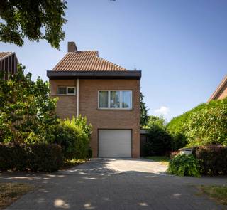 OPENDEURWEEKEND 18/04 en 19/04 (op afspraak)<br /><br />Mooie, halfopen bebouwing nabij centrum Edegem met zongerichte tuin<br />In de Molenlei omgeven door groen en op wandelafstand van Ford 5 bieden wij deze ruime halfopen woning aan met een prachtige, zongerichte tuin. Het perceel heeft een oppervlakte van 365m² en heeft een perfecte Z-W oriëntatie. Hier woont u rustig in een prachtig groene omgeving doch vlakbij het centrum met diverse scholen, winkels en een goede bereikbaarheid met zowel de wagen als het openbaar vervoer.<br />De woning wordt verkocht door de eerste eigenaar en is opgetrokken met duurzame en kwalitatieve materialen (o.m. afwerking rond de traptreden in Kempische steen, granieten werkblad in de keuken, schouw in natuursteen, enz.). Bovendien is de woning steeds goed onderhouden geweest en bezit ze een praktische indeling. <br />Indeling: Gelijkvloers: Inkomhal, gastentoilet, trap, garage (met sectionaalpoort), open woonruimte met zithoek, eethoek en volledig ingerichte keuken, veranda, terras, terrasberging, tuin<br />1ste Verdieping: 3 slaapkamers, badkamer<br />2de Verdieping: ruime zolder<br />Kom de woning gerust zelf ontdekken. Vraag een bezoek aan via info@elliz.be of via tel. 0470 54 17 14 (ELLIZ VASTGOED)<br />