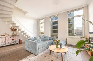 <span>Op een prachtige ligging aan het water, op ‘t Eilandje, treffen we dit karaktervolle duplexappartement met zicht op het Kattendijkdok. Deze levendige buurt combineert de charme van de oude havendokken met een bruisend stadsleven: musea, restaurants, koffiebars en terrasjes om de hoek. Daarnaast is het historische centrum vlot bereikbaar te voet of met de fiets.</span><br /><br /><span>Het appartement bevindt zich op de eerste en tweede verdieping van een kleinschalige residentie en werd in 2010 volledig gerenoveerd. Met een bewoonbare oppervlakte van circa 148 m² biedt deze duplex een ruimte die in de stad zeldzaam is. Bij het binnenkomen word je meteen verwelkomt door een inkomhal met authentieke tegelvloer. Een mooie knipoog naar het verleden van het pand.</span><br /><br /><span>Op de eerste verdieping: een woonkamer met authentieke parket en de open keuken. Samen vormen ze een aangename leefruimte met zicht op het Kattendijkdok. De mooie plafondhoogtes (3,34 m & 3,00m) zorgen dan weer voor een ruimtelijk en luchtig gevoel. Vanuit de keuken stapt u zo het privatieve terras, vervaardigd uit tropisch hardhout, op. Ideaal om buiten te ontbijten of na te genieten op aangename avonden. Op dit niveau bevinden zich ook een ruime slaapkamer op parket met een aanpalende technische berging.</span><br /><br /><span>De tweede verdieping, volledig afgewerkt met een sfeervolle geschilderde houten plankenvloer, vormt een rustgevend en sfeervol slaapgedeelte. Hier vinden we een grote master bedroom en een veelzijdige kamer met eveneens zicht op het dok. Die kamer kan dienst doen als slaapkamer, bureau of dressing en beschikt over een en-suite badkamer met lavabomeubel, douche en handdoekradiator.</span><br /><br /><span>Twee kelderbergingen zijn in de prijs inbegrepen.</span><br /><br /><span>Tot slot zorgt de kleinschaligheid van de residentie voor een persoonlijke en aangename woonomgeving, midden in een van de meest geliefde buurten van Antwerpen.</span><br /><br /><span>TROEVEN:<br />Unieke ligging op ‘t Eilandje met zicht op het Kattendijkdok<br />Mooie plafondhoogtes en bijhorende ruimtelijk gevoel<br />Kleinschalige residentie</span><br /><br /><span>Voor meer info: 03/225.00.68 of surf naar www.wellimmo.net</span><br />