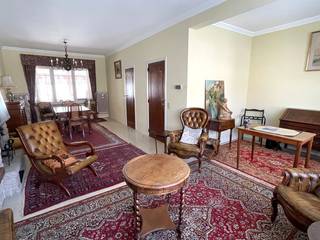 Située dans une belle rue récemment rénovée, cette maison spacieuse et solide offre une surface habitable d'environ 160 m². Vous serez immédiatement séduit par le jardin exposé sud-ouest, où vous pourrez profiter du soleil et du calme tout au long de la journée. À l'intérieur, la maison propose un agencement intelligent offrant de nombreuses possibilités, idéal pour les familles ou le télétravail.<br />Agencement : - Rez-de-chaussée : Hall d’entrée avec WC invités, garage et buanderie + allée pour 1 voiture<br />                          - 1er étage : Espace de vie lumineux (33 m²), cuisine semi-équipée (four et plaques électriques) et véranda avec           accès direct au jardin<br />                          - 2e étage : 2 chambres spacieuses, bureau/chambre d’enfant et salle de bains avec baignoire, double vasque             intégrée et WC<br />                          - Combles : Aménagés en 2 chambres supplémentaires<br />Avantages : ✔ 4/5 chambres ✔ Jardin ensoleillé (exposition sud-ouest) ✔ Garage et allée ✔ Double vitrage et chauffage central au gaz ✔ DPE D – pas d’obligation de rénovation ✔ Située dans une rue agréable et rénovée <span><span><span><span><span><span><span><span><span><span><span><span><span><span>✔ Alarm</span></span></span></span></span></span></span></span></span></span></span></span></span></span>